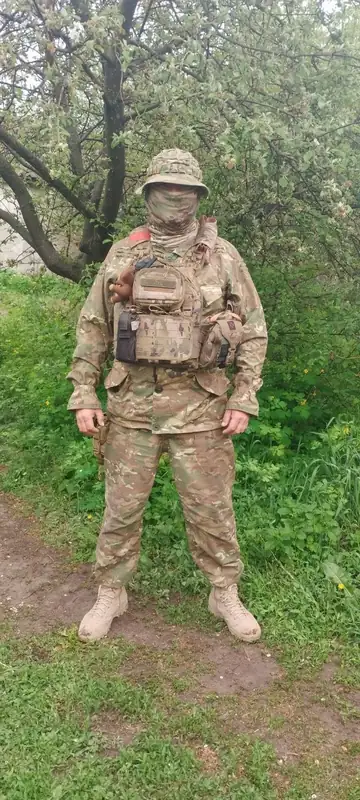 Боец в полевой форме и разгрузочном жилете
